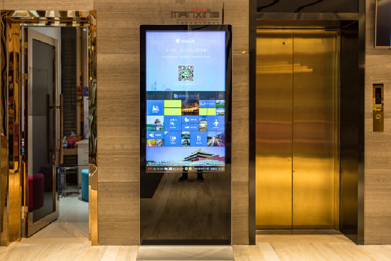 树立在电梯门口的电子信息大屏实在太棒了,酒店