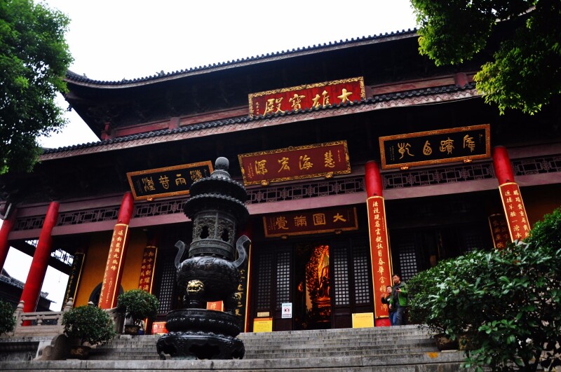 南禅寺南禅寺南禅寺大雄宝殿中,如来形体雄伟,仪表安详庄重,慈眉慧目