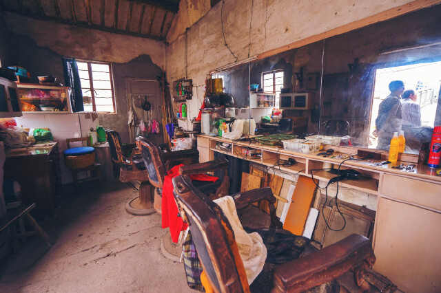 如此怀旧的理发店,像是一场老电影
