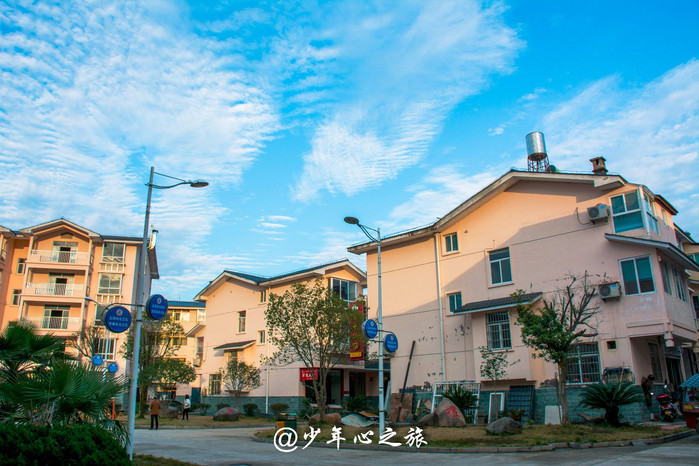 南源岭漫游小镇,距离武夷山南大门1公里多,距度假区3公里,地理条件