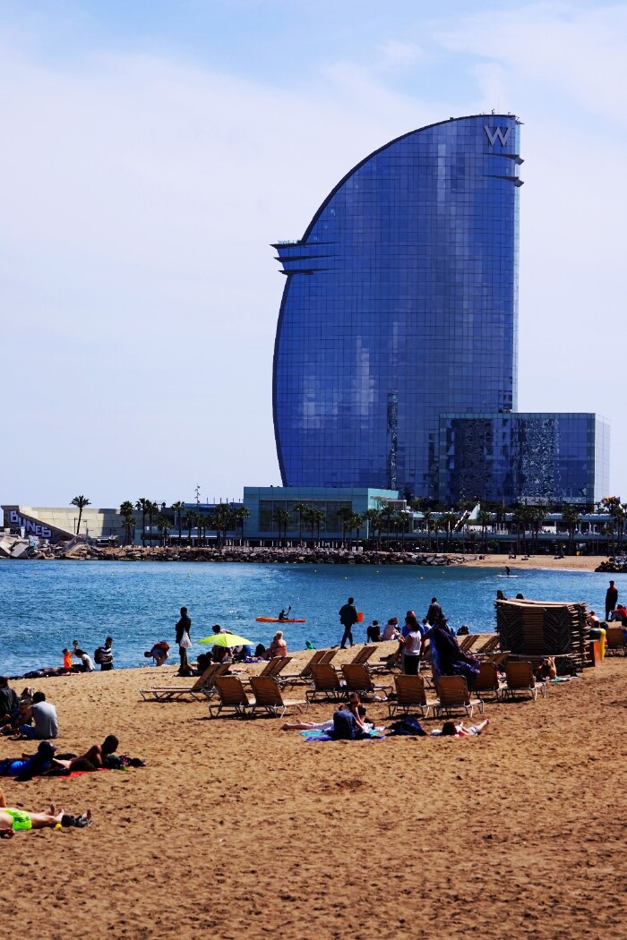 巴塞罗那塔海滩(barceloneta beach)