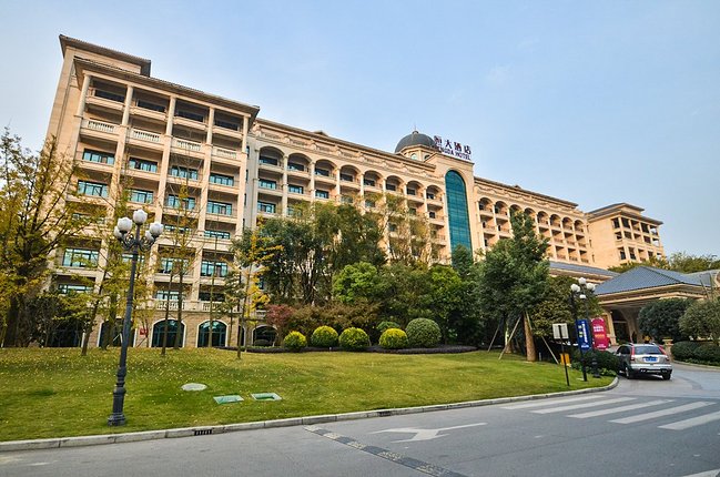 成都市金堂恒大酒店的大厅环境优雅,属于典型的现代化奢华酒店大厅的