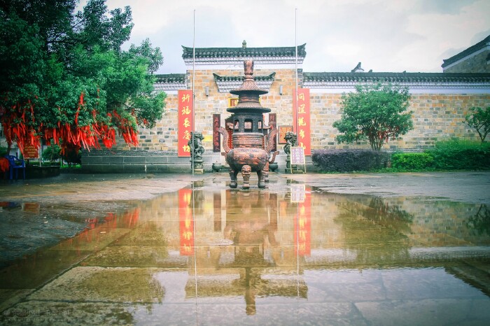 长约2公里的上清古街上有长庆坊,留候家庙,天师府