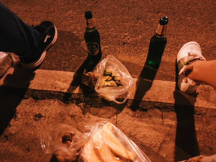 我和陈先生游荡在清迈街头,索性去711买了几瓶啤酒,路边买上些串串,坐