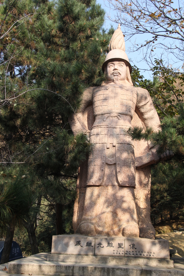 长城于公元1368年由朱元璋手下大将徐达在北齐长城遗址上督建而成,是