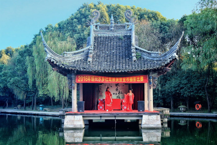 水中的戏台此刻正好戏上演