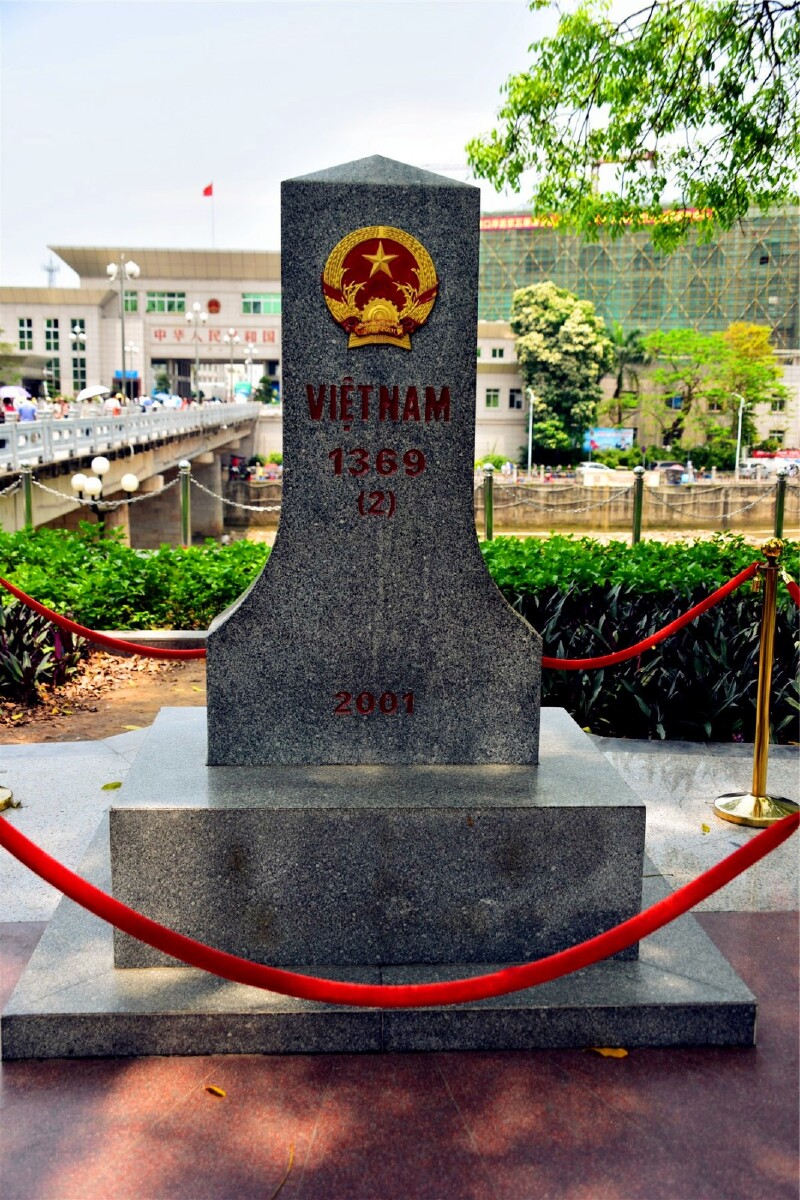 在广场一棵大榕树下,立着越南在2001立的一块2号界碑.