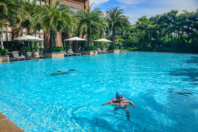 椰林酒店的免费游泳池