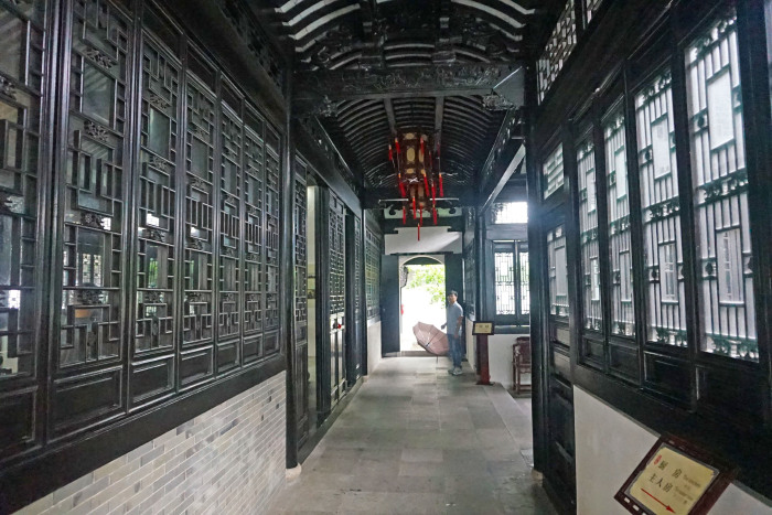 园内有潭影九曲,蝶来滴翠,晨曦罨画,海月小隐,古藤盘云,幽谷听琴,风荷