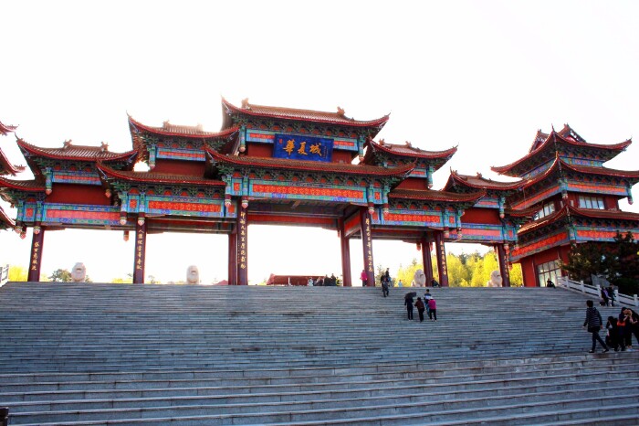 景区主要景点有中国跨度最大的华夏        (长86米,高21米),还要登上