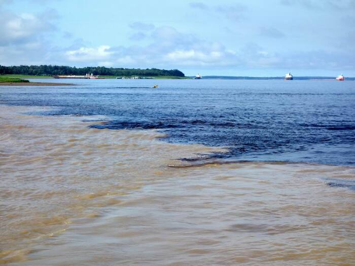 称为"大河婚礼"的黑白河,这是内格罗河和索里芒斯河两条支流的交汇处