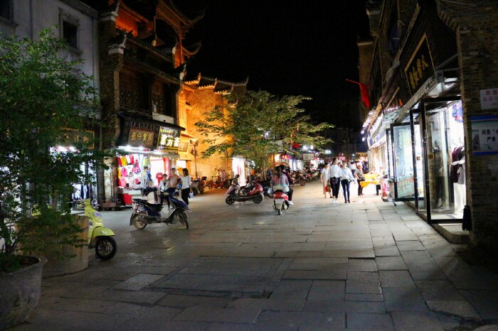 一面是古色古香的前街,店铺林立,商贾云集,依稀能想到当年"陶阳十三里