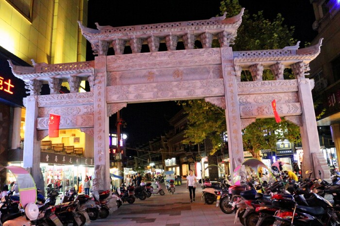 一面是古色古香的前街,店铺林立,商贾云集,依稀能想到当年"陶阳十三里