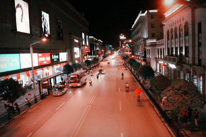 一面是古色古香的前街,店铺林立,商贾云集,依稀能想到当年"陶阳十三里