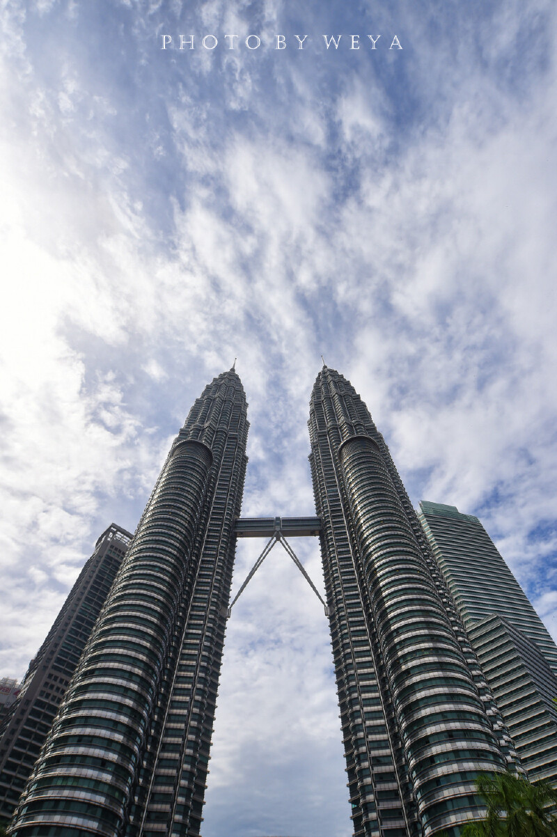 前,以为它很高大威猛,跟重庆的喜来登酒店(也是双子塔)不是一个档次的