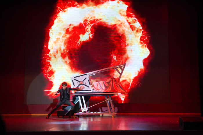 八点钟是酒店剧场的魔术表演,住店客人免费观看,表演非常精彩,关键是