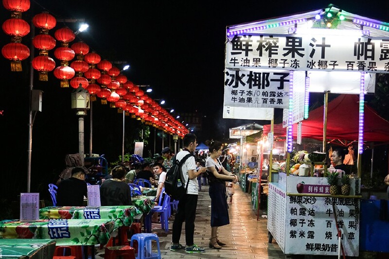      江边夜市小吃街