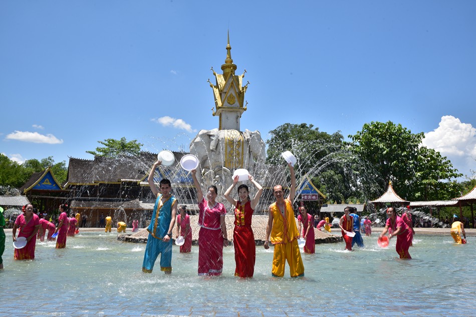 傣族的泼水节是在傣历的新年期间,长达三至七天,大概在公历四月中旬