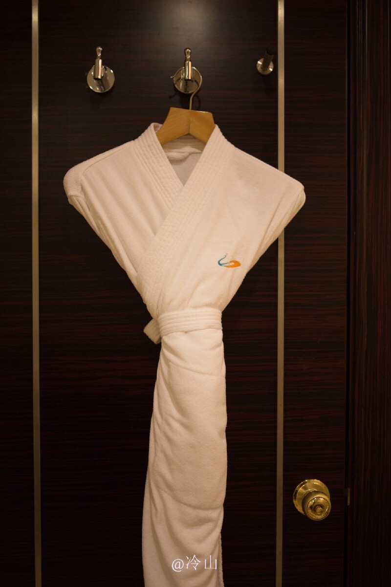 浴室的门后,浴袍已经帮客人挂好