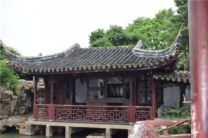 网师园的入口看上去没有拙政园的奢华,但是