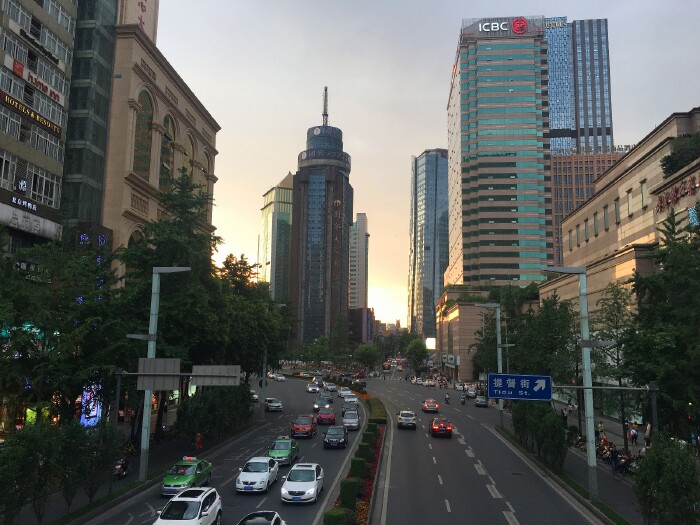 蜀大侠火锅总府路店隔着一座天桥的对面就是成都的时尚中心——春熙路