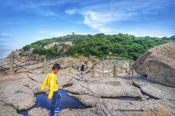 称为"东海神珠",龙珠在龙喉里吞吐翻滚,发出隆隆回声,这就是桃花岛