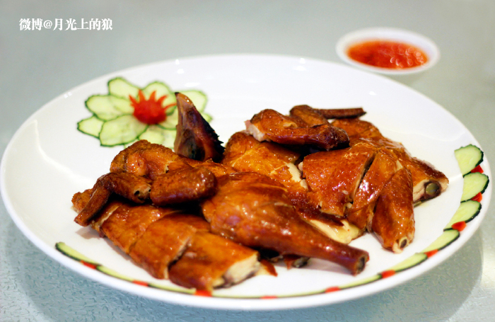 五叶神炖乌鸡汤,饭前精心煲制的例汤开启这顿粤式午餐!