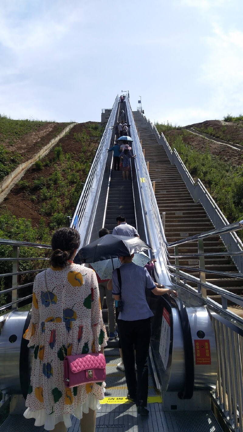 从陈忠实老宅后门出了之后,迎面是观光扶梯
