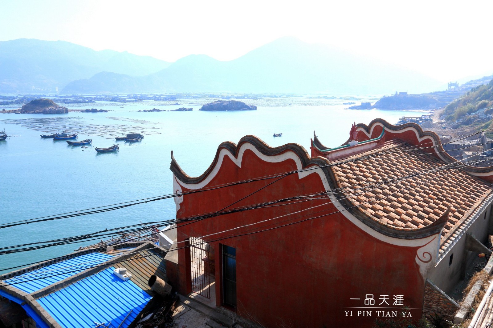 奇达村的最佳观景地点在白云山的半山坡上,山海交融,近海上渔排,网箱