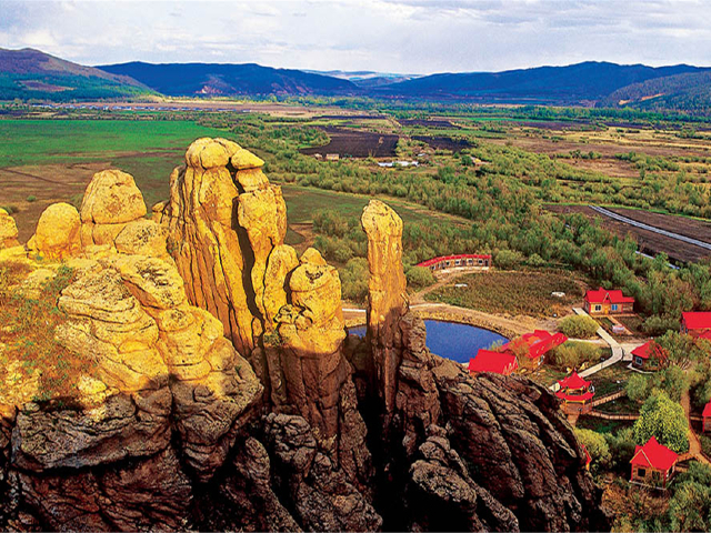 玫瑰峰位于距阿尔山市区15公里处,由十几座错落有致,犬牙交错的花岗岩