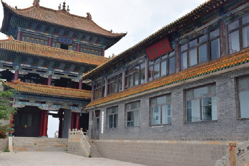 绵山景区雷神殿和绵山书院.