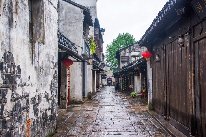 有点像福建,两广到海南一带的骑楼,即使在下雨天,行走于长廊的石板路