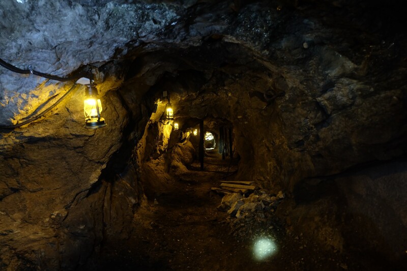 镇子周边有三号矿坑,阿依果孜矿洞,苏联老桥,地质博物馆等文化景点,离