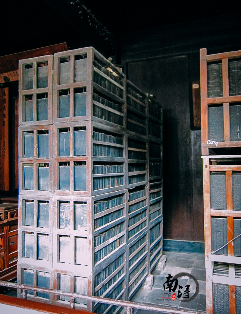 我好奇地趴在书库紧闭的玻璃门窗上往里看,一排排整齐的书架上放满了