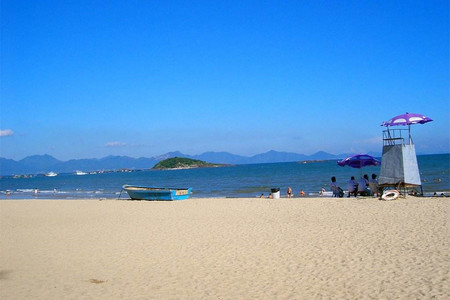 水質純淨,淤積少,風浪小,沙灘雜質少1,霞湧旅遊資源豐富,區域內有許多