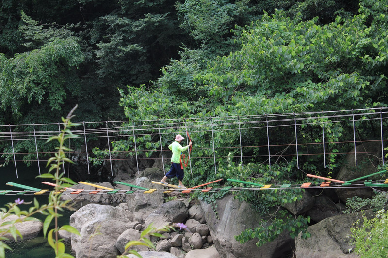 龍井峽闖關 吃過早餐,我們來到民宿門口的