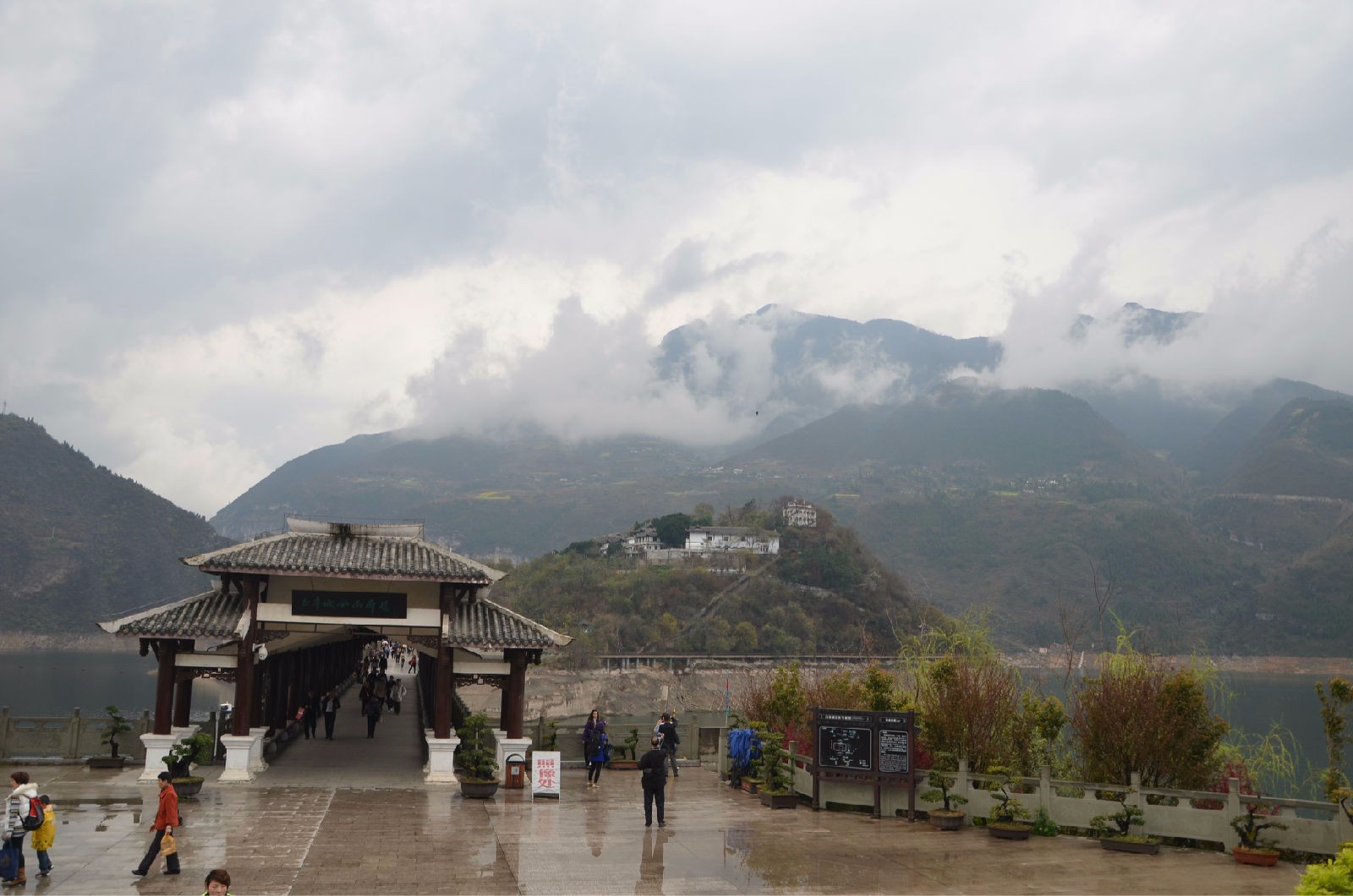 朝辞白帝彩云间,千里江陵一日还—白帝城