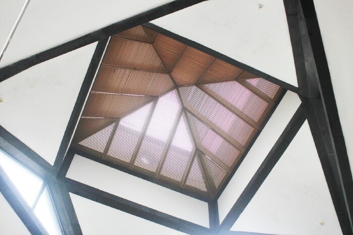 高侧窗为玻璃,而顶部的玻璃均采用木质感觉的金属遮阳片,一方面,使