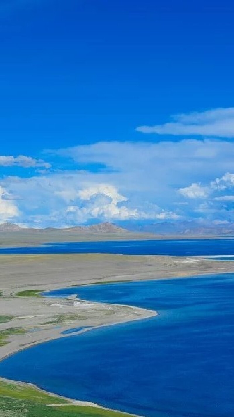 曲线优美蓝色湖畔