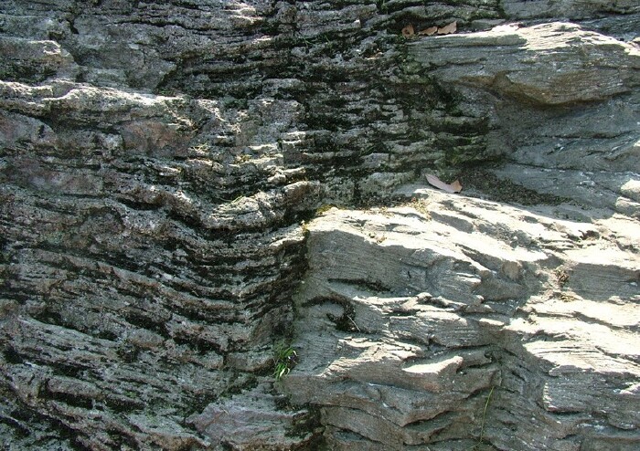 流纹构造,它是火山喷溢熔岩在地表流留下的痕迹