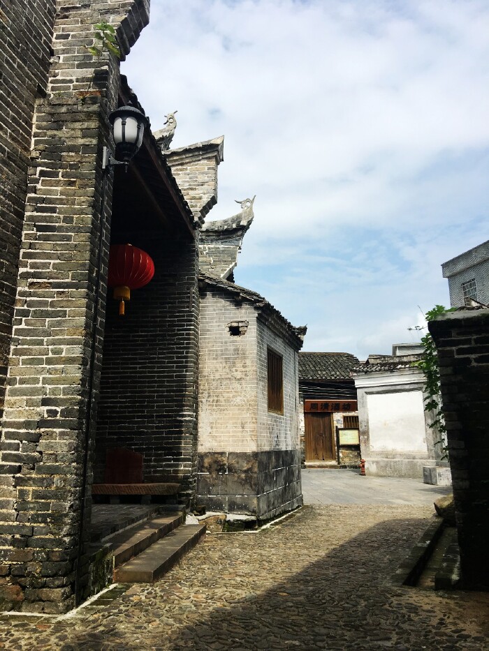 古屋的青砖多是经过磨制,属砖木结构,房顶有鳌头,两边马头墙,椽牙翘角