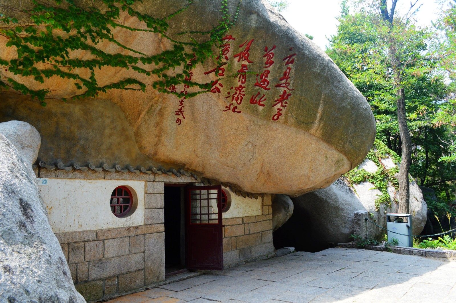 犹龙洞,洞里有佛像,可以拜一拜,洞上提子是"云是老子曾过此,后有济北