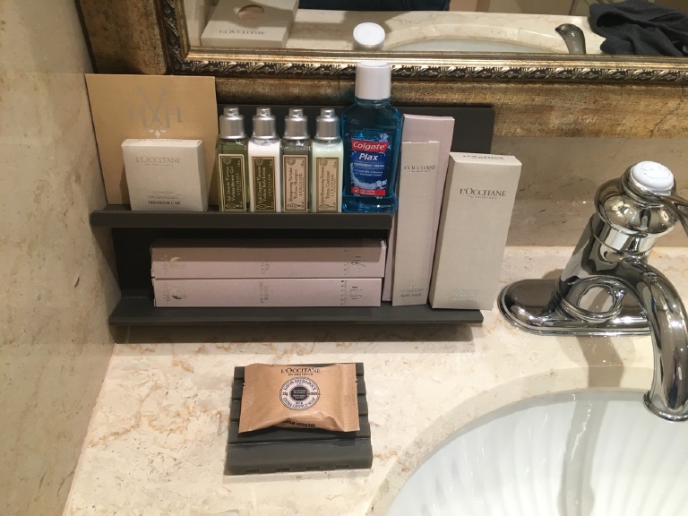 还免费升了套房,房间带小花园,酒店洗漱用品是欧舒丹的,下次来澳门还