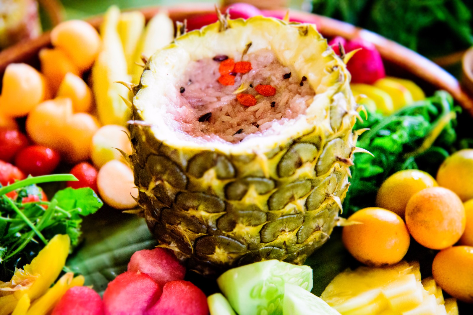 菠萝紫米饭,是餐桌上最为醒目的一道菜, 紫米糯糯的,带有菠萝的酸甜