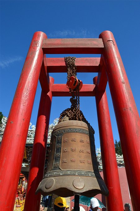 关帝庙门口的大铜钟