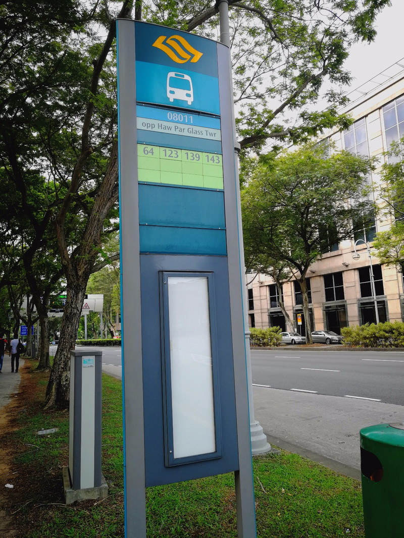 公交车站牌没曾想之后我还真坐了新加坡公交车