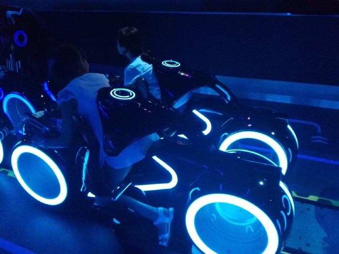 创极速光轮,很刺激,很值得一玩.