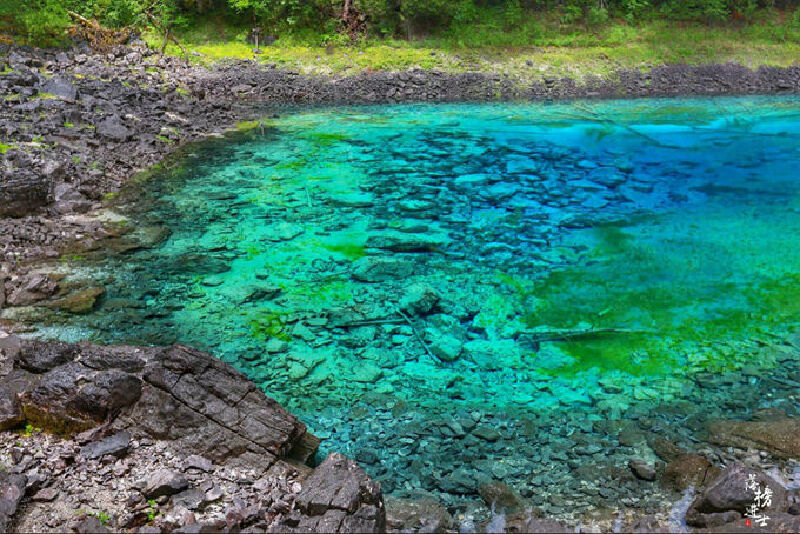 九寨沟五彩池,很难用什么词汇准确形容它的美,一潭湖水五种颜色