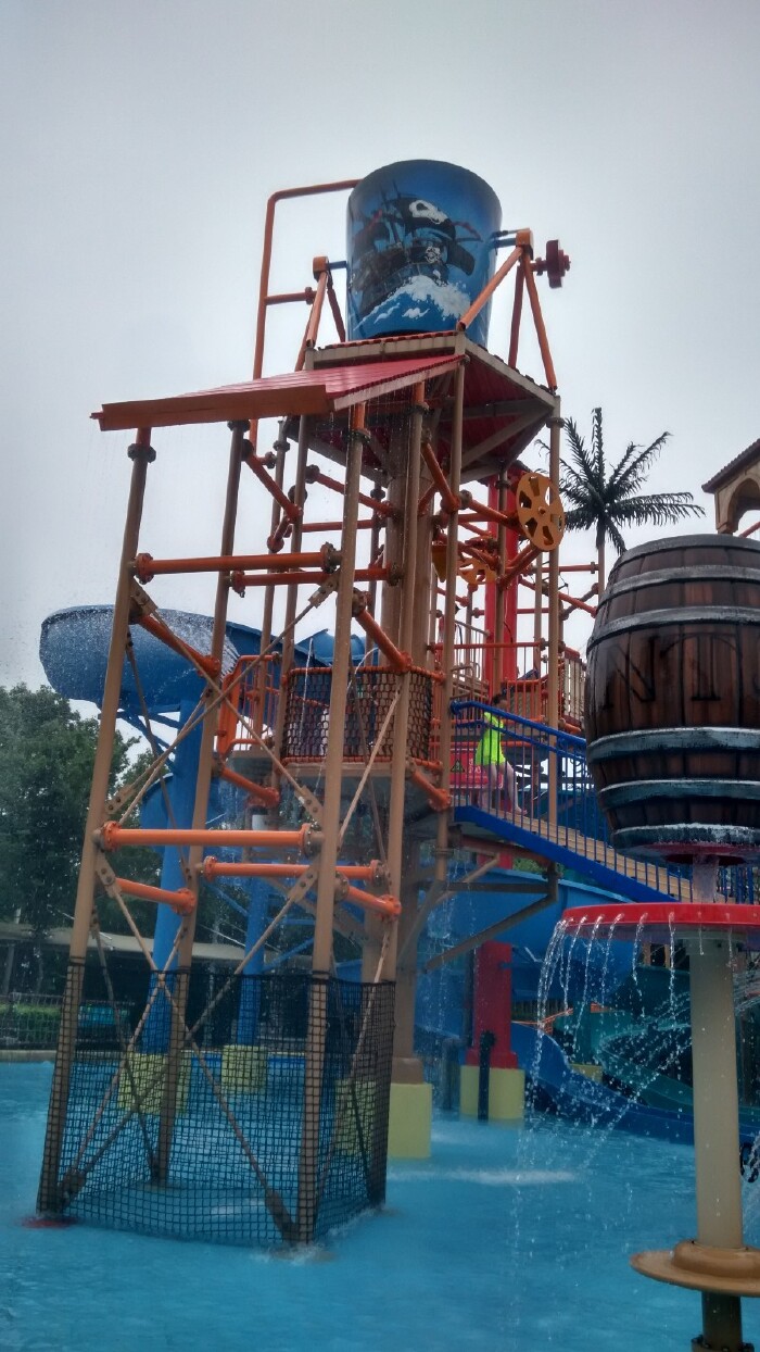 项目简介 天目湖水世界有很多趣味刺激的水上项目: "加勒比海水城"