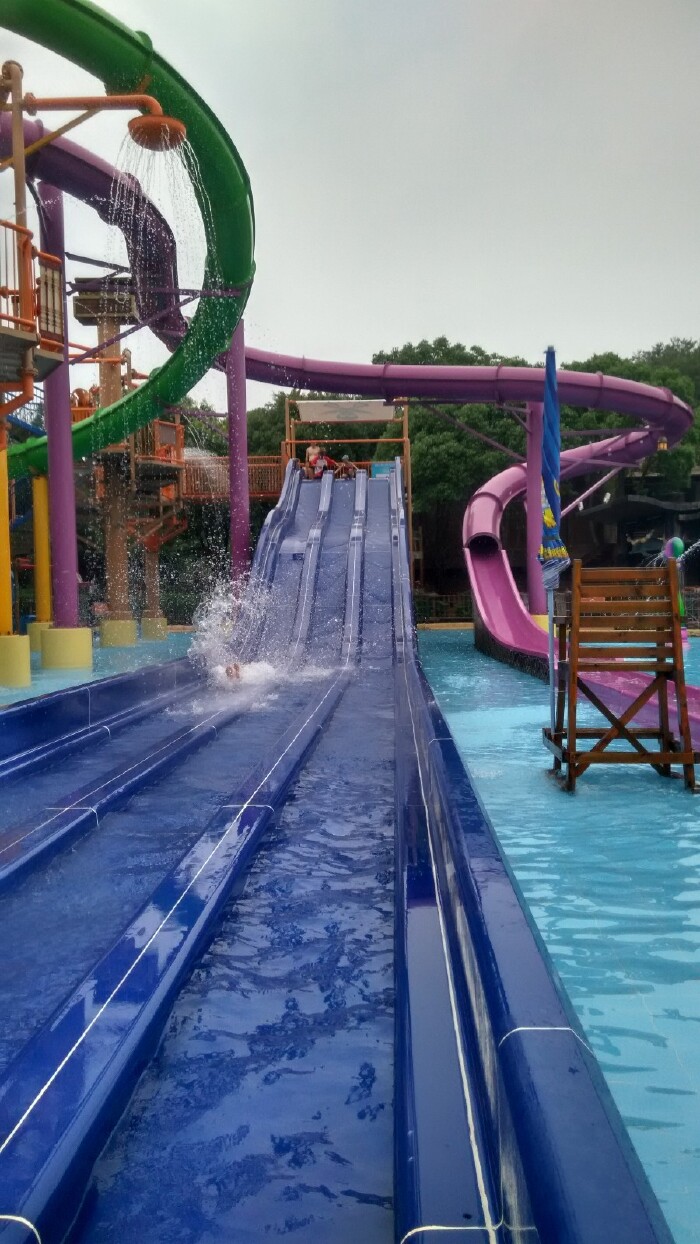 项目简介 天目湖水世界有很多趣味刺激的水上项目: "加勒比海水城"